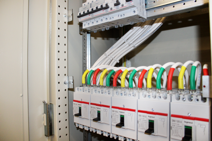 Щиток електричний внутрішній: призначення, особливості та сфера використання